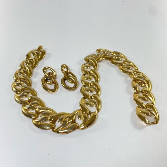 1980's Chunky Gold Tone Link Choker and Matching Post Earrings - Picture 1 of 13